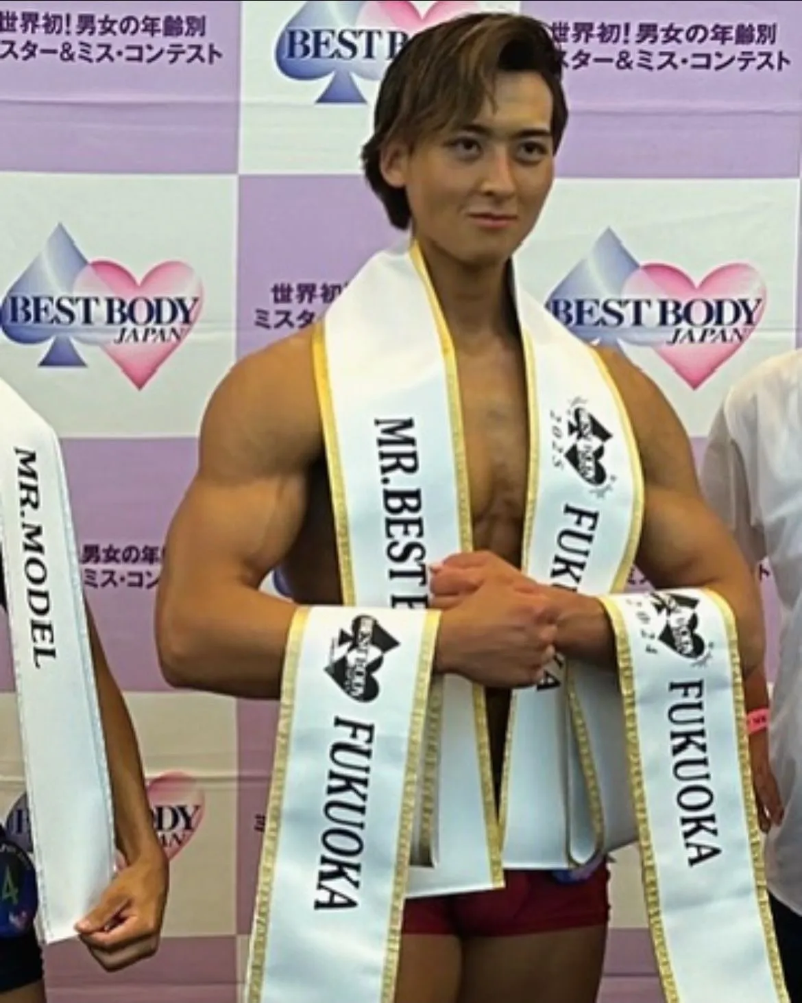BEST BODY JAPAN の大会でタスキを掛けた松田健志