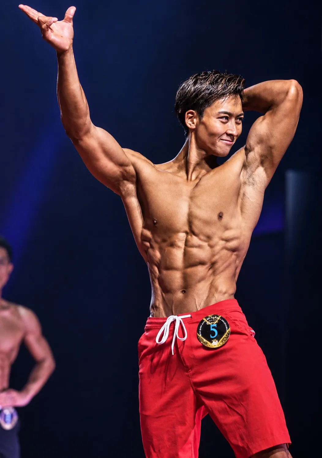 BEST BODY JAPAN のステージでポージングする松田健志